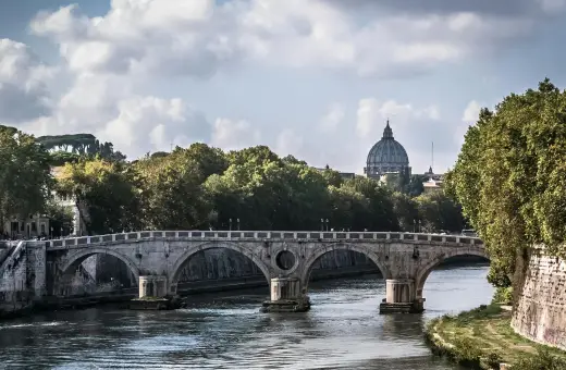 Vista sul Tevere e Cupola di San Pietro - affitti brevi e appartamenti vacanze Roma centro con Venere Apartments.